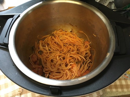 5分間フタを開けて煮詰めた後のナポリタン風スパゲッティ