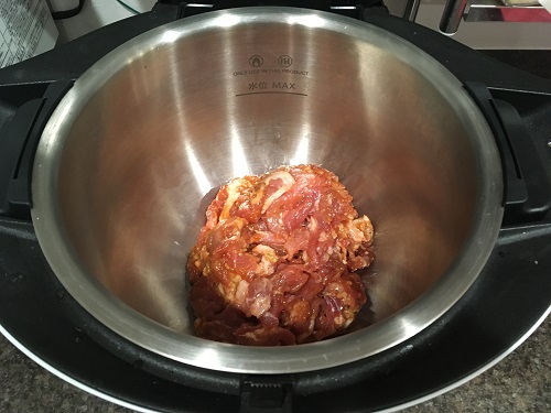 ホットクックで調理する前の豚の甘辛丼