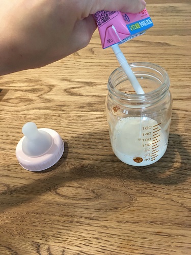 哺乳瓶に注がれる液体ミルク