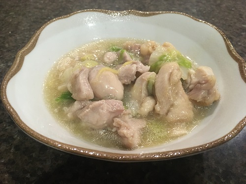 皿に盛られた鶏肉と白菜の中華風炒め