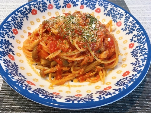 ホットクックで調理して皿に盛られたツナとしめじのトマトスパゲティ