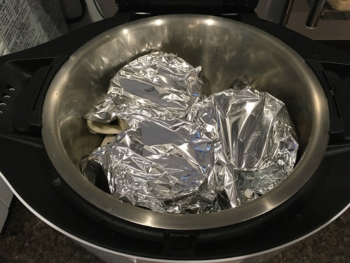 ホットクックの内鍋に入った加熱前の茶碗蒸し