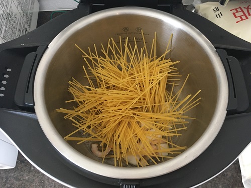 ホットクックで調理する前のシーフードスパゲッティ
