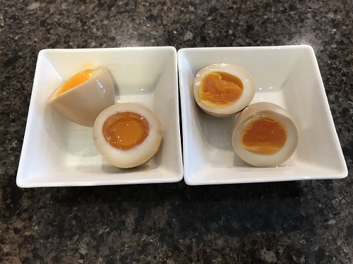 ４つの半熟ゆで卵が皿に盛られて並んでいる