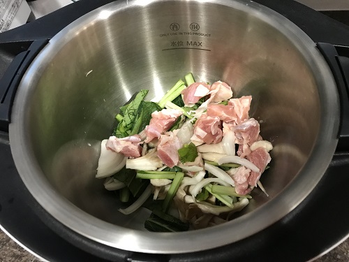 内鍋に入った生の肉と野菜