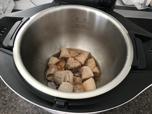 内鍋に入った調理後の豚バラブロック