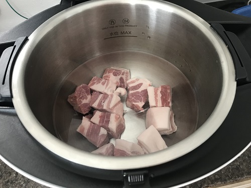内鍋に入った水と豚バラブロック