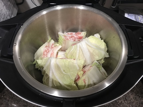 内鍋に入れられた調理後の白菜と豚バラの重ね煮