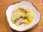 ホットクックで作って皿に盛られた白菜と豚バラの重ね煮