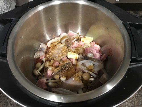 内鍋に入った調理前のトマトリゾット
