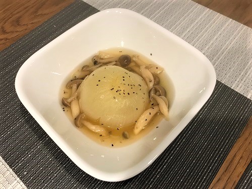 ホットクックで調理され皿に盛られた丸ごと玉ねぎのスープ煮