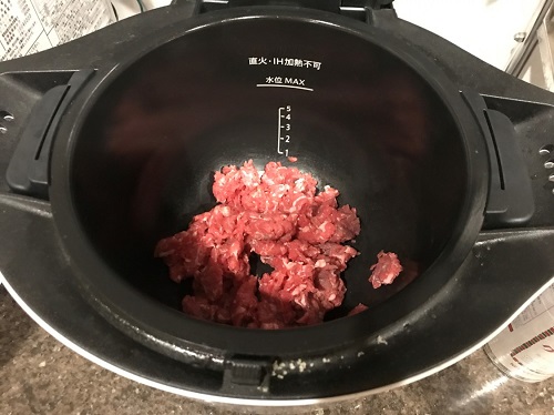 内鍋に入った牛肉