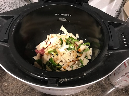 内鍋に入った調理前の青椒肉絲の具