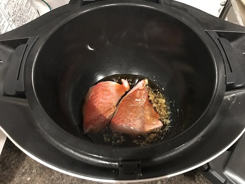 内鍋に入った調理前の金目鯛
