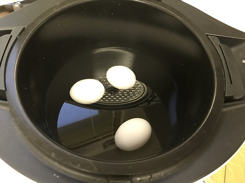 内鍋に入った調理前の温泉卵