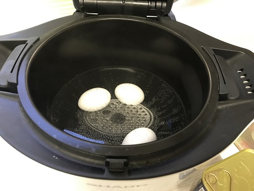 内鍋に入った調理後の温泉卵