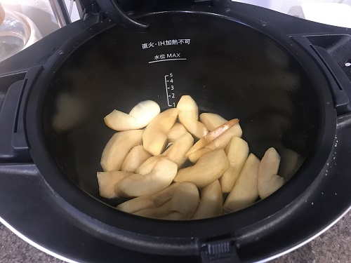 内鍋に入った調理後のりんごのコンポート