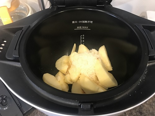 内鍋に入った調理前のりんごのコンポート