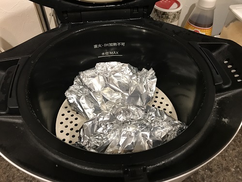 内鍋に置かれた２つのホイル焼き