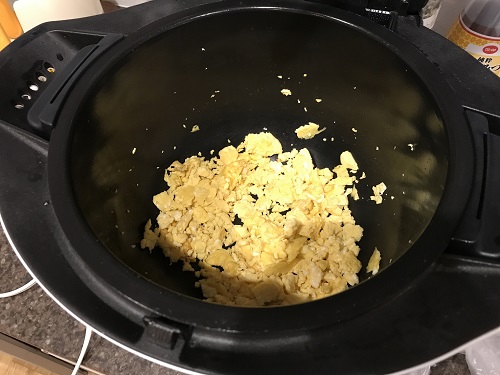 内鍋に入った加熱前の炒り卵