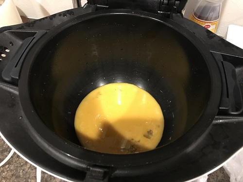 内鍋に入った加熱前の生卵