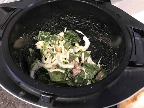 内鍋に入った混ぜられた生野菜