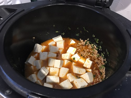 内鍋に入った調理前の麻婆豆腐